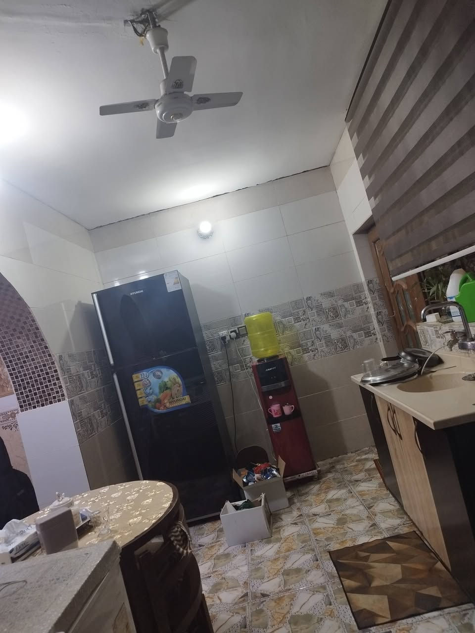 السلام عليكم متوفر بيت طابو ملك صرف بسمي مساحته 100م واجهه 10 نزال 10 قاطين ثلاث غرف نوم واستقبال ومطبخ وحولي سطحين غرفه فوك سندويتش مسويه مخزن بيت مربع كلش زين قريب على كليه الهادي حي اسيا يصلح استثمار ايجارات طلبه كليه الهادي وارده الشهري خير من الله ***********
