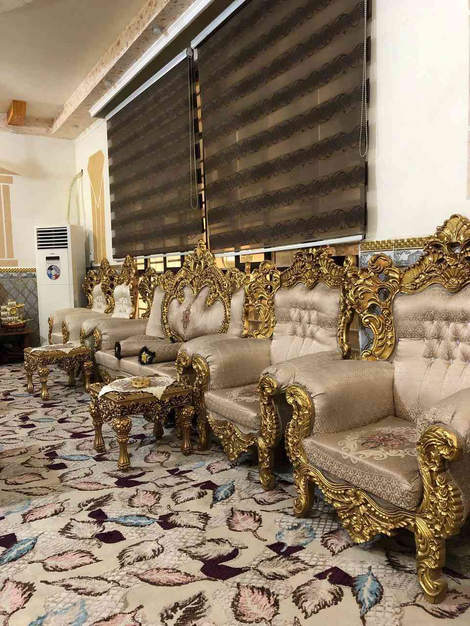 السلام عليكم اثنين تخم النوع زان واحد لون بيجي والثاني ابيض(اوف وايت) التخم الواحد بيه قنفتين 2 كبار و4 كراسي كلش فخم وحلو ومابيه اي شك ولا كسر ولا مصلح ومستخدم شي قليل كلش مكاني بغداد الشعب سعر التخم بمليون و300 رقمي ***********
