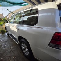 لاندكروزر ٢٠١٧ • ٦٧٠٠٠ كم • وايت ادشن