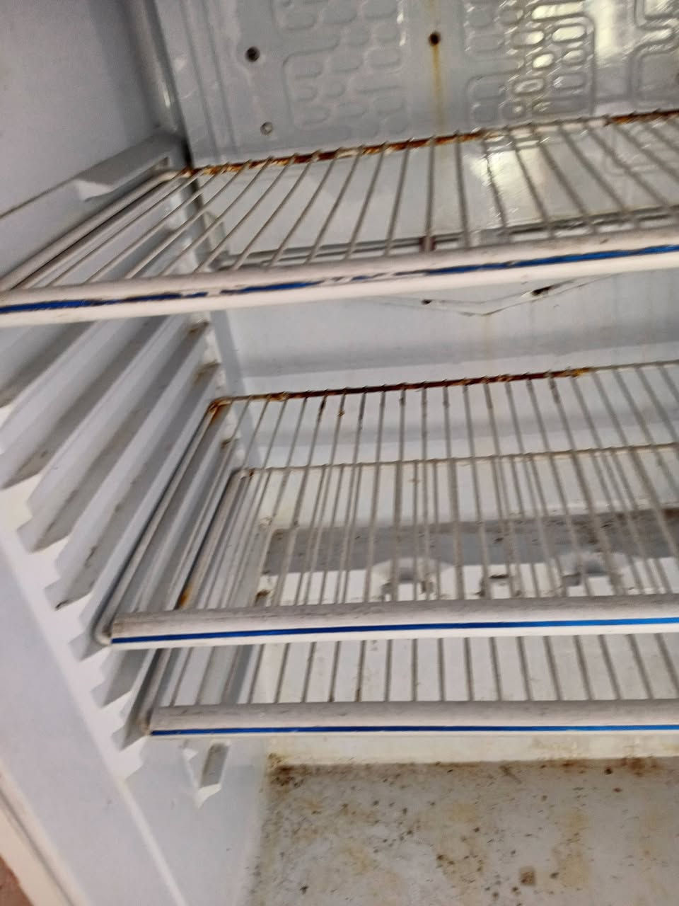 السلام عليكم متاح ثلاجة 18 قدم ثلاجة تبريد فول ثلاجة ماعوزه شي بس رزه للباب فقط للبيع المكان ميمونه وبسعر مناسب جداً للاستفسار ***********
