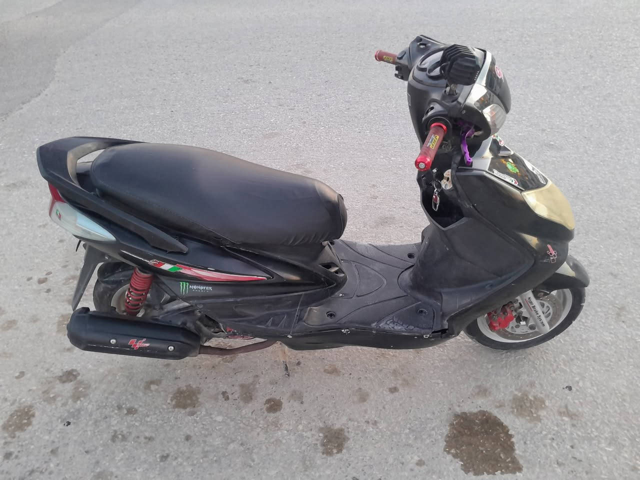 السلام عليكم شباب  دراجه سكنس فحل ياباني موديل 2009دراجه نقصها بس وهندر دراجه حاليا تشتغل نكره سلف لايت اشاير هورن كيج بانزين كيج سرعه دراجه مال جناي بوشه 58شلعه ومعدل ويل رياضي أمامي وخلفي بيع ومراوس السعر 350 قفل بدون عمله واللي مو شراي لا يراسلني العنوان كربلاء العطيشي متواجد واتساب رقم الهاتف***********
