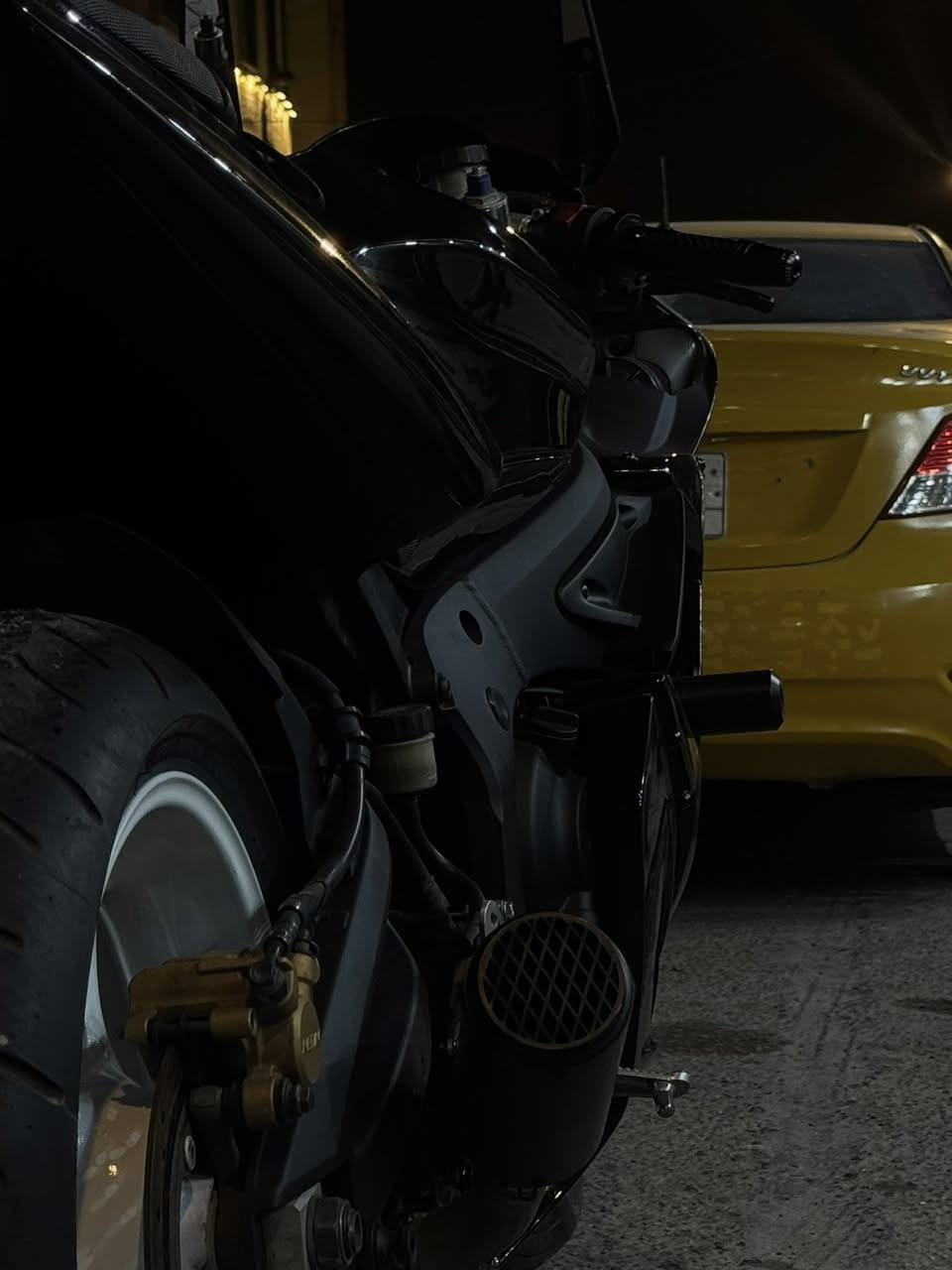 السلام عليكم R6 موديل 2005 السعر 34 بدون اوراق المكان نجف ***********
