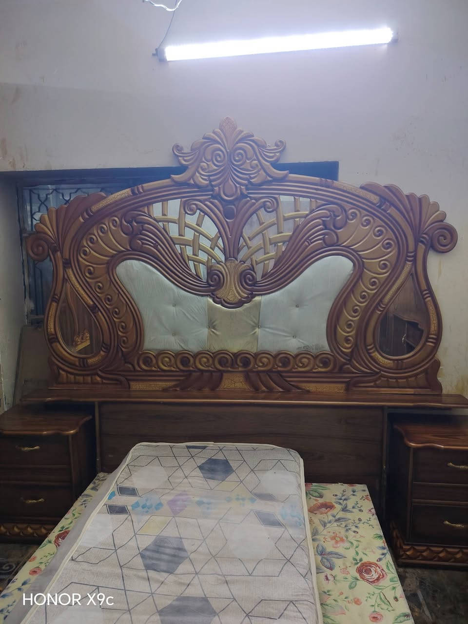 سلام عليكم يوجد قرفه تاج صاج داخل وخارج السعر ٦٥٠ وبيها مجال العنوان الرمانه الاستفسار على التلفون ***********
