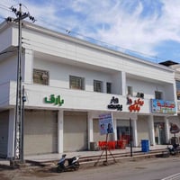 يوجد لدينا شقه للايجار في شارع المدارس قرب مرطبات الربيع ومجاور هايبرت...