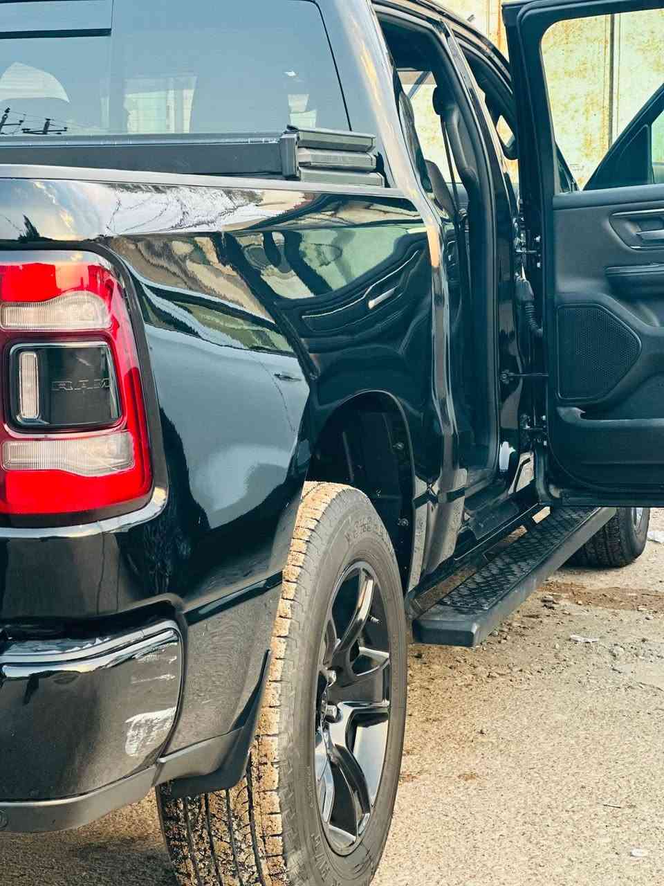 دوج رام 1500
موديل 2021 لون اسود ملكي
الفئة سبورت
بدي قصير و باب طويل المرغوب 
وارد كندي
رقم أربيل مميز ( بأسمي )
السعر 285 ورقة

📱 ***********

السيارة ماشية 115 الف كيلو متر
الضرر : جاملغ ايسر و بنيد تبديل و صبغ
 و الجاملغ الايمن كلير في كندا بدون فتح

صورة الحادث مرفقة مع الصور

شاشة تيسلا الكبيرة 
كشنات جلد كنتارة
كشن السائق كهربائي
تدفئة بالكشنات الامامية
تدفئة بالستيرن
الجامة الخلفية كهربائية
تبريد قطعتين امامي و خلفي

مخارج شحن و داتا USP و تايب سي
بالامام و الخلف
رادار امامي مع منبه
رادار خلفي مع توقف ذاتي
كامرة خلفية
حساسات خلفية
حساسات امامية

لحية امامية كهربائية ( اوتو ) تنزل و تصعد مع السرعة و وضعية القيادة

اكثر من وضعية للقيادة
تو ويل
فور ويل اوتو
فور ويل ثقيل
فور ويل خفيف
كار بلي اونلاين
يمكن التحكم بالالوان و الاشكال للشاشات الداخلية ( شاشة تيسلا و شاشة العينة )
تخم تاير جديد
غطاء بدي اصلي
