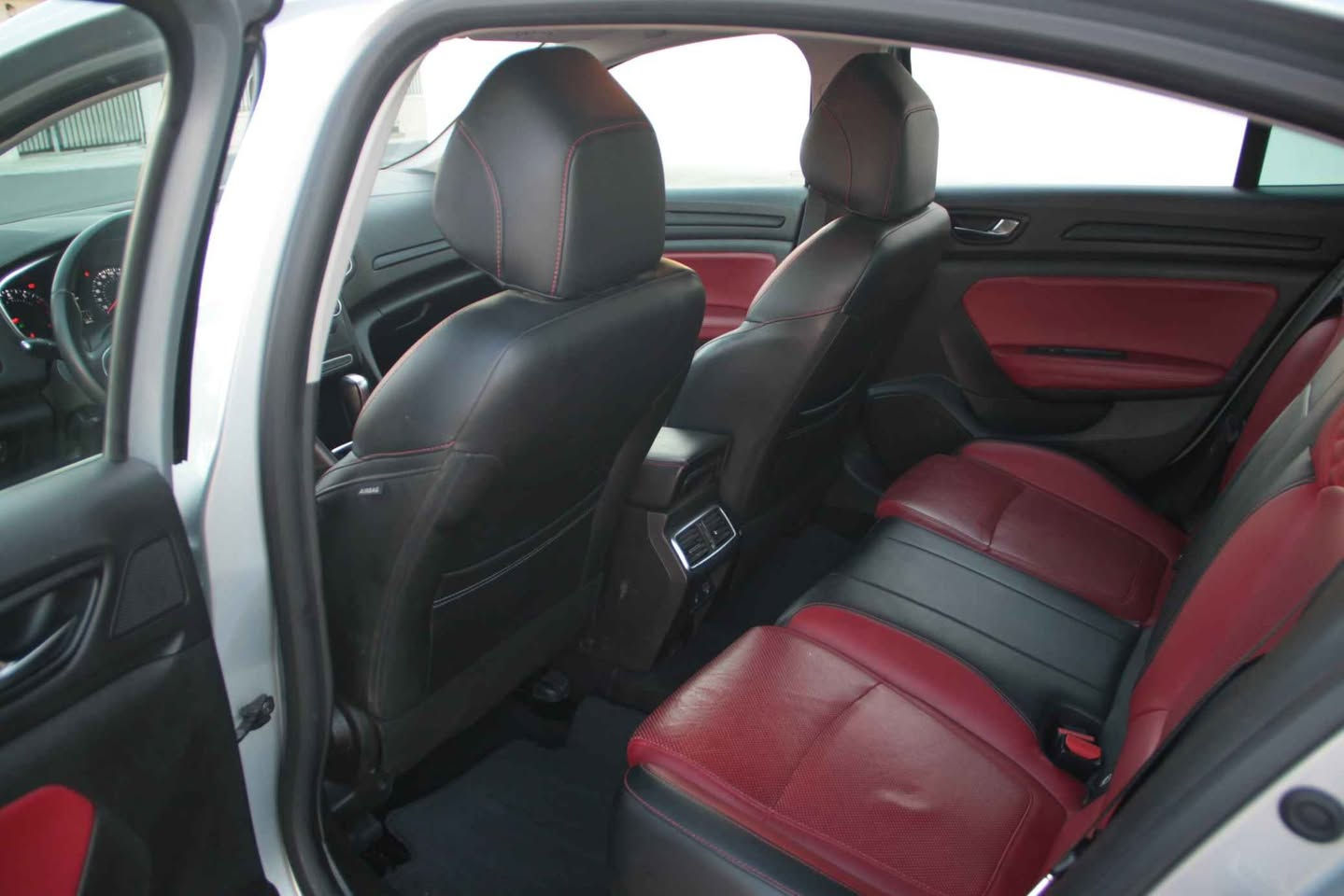 السلام عليكم 

للبيع 
Renault Megane 2023

السيارة ماخذهة زيرو على ايدي ما بيها قطرة صبغ

_ السيارة ماشية 62 الف كيلو 
_ شاشة 
_ كامرة خلفية 
_ حساسات خلفية
_ مثبت سرعة 

و باقي مواصفات اليمجان المعروفة 

السيارة مكانها اربيل 

السعر : 135 ورقة

للتواصل 
*********** أربيل, العراق
