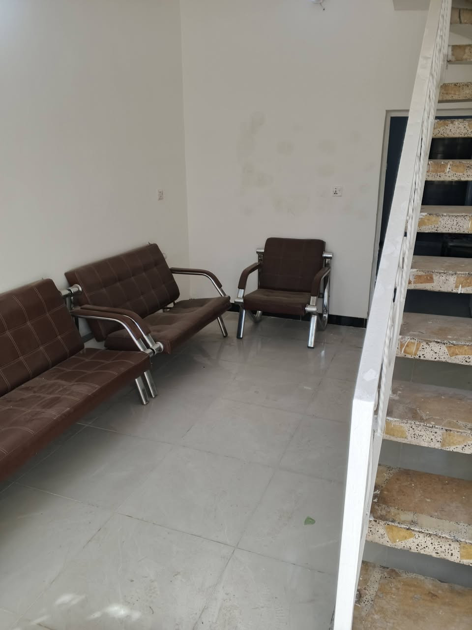 مشتمل للايجار 
الشعب/  شارع الأسواق المركزيه
يحتوي على 
استقبال ،مطبخ،خدمات ،غرفه نوم 
للمعلومات أكثر مراجعه مكتب الأخوين للعقار 
***********
