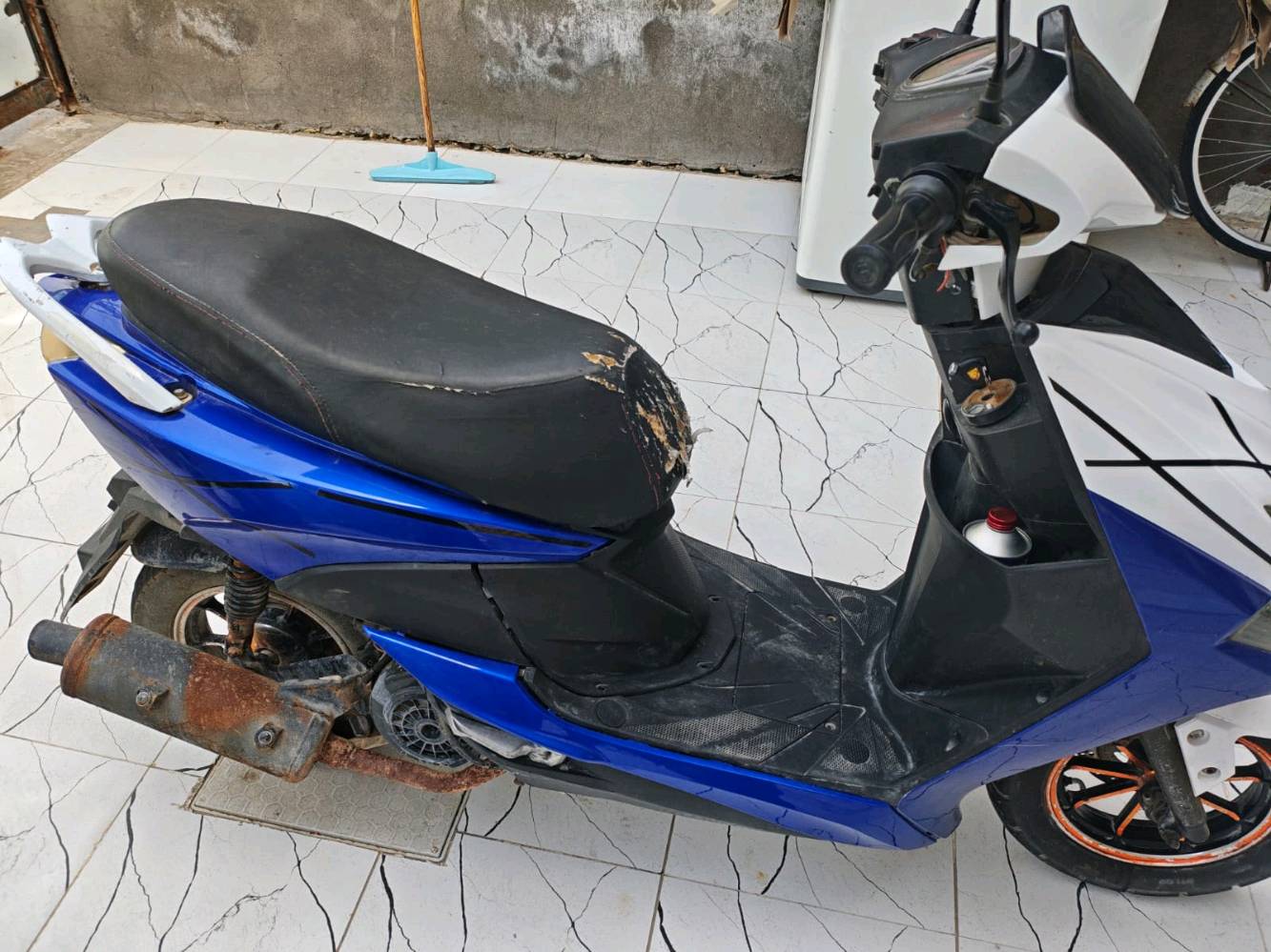 دراجة نارية نوع fs صيني سرعه 120
كفارات جدد تايرات جدد كهربائيات كلها شغاله السعر 375 ألف وبيها مجال قليل كلش 
رقم الهاتف ***********
