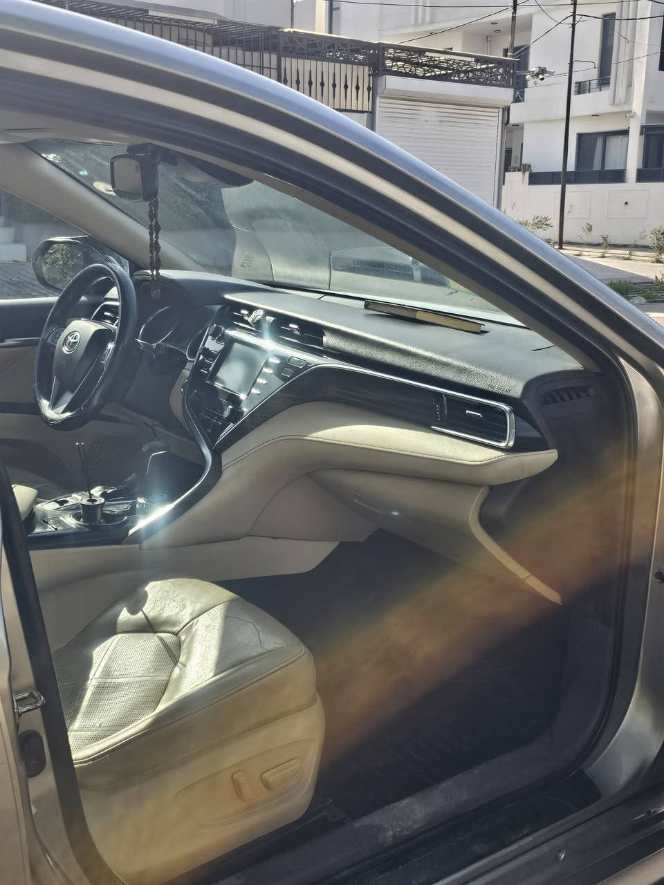 كامري للبيع موديل ٢٠١٨ فول مواصفات XLe بي قطعتين شرط تحويل بي دفتر بانزين سعر ١٧٨ بي مجال ***********
