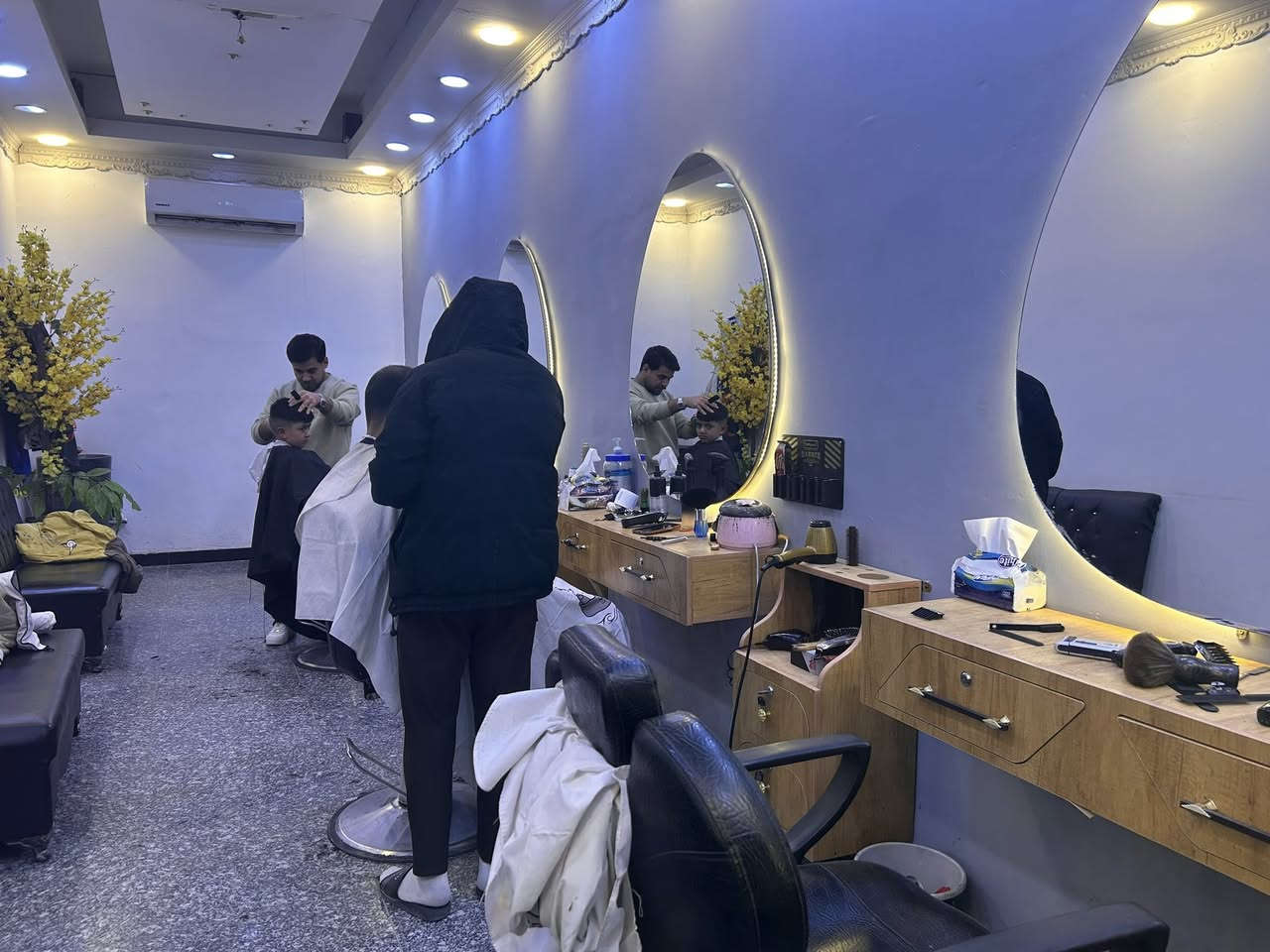 سلام عليكم
صالون حلاقه للبيع كامل مكمل بس تجيب غراضك
وتشتغل
يحتوي على ٤ كراسي 
***********
