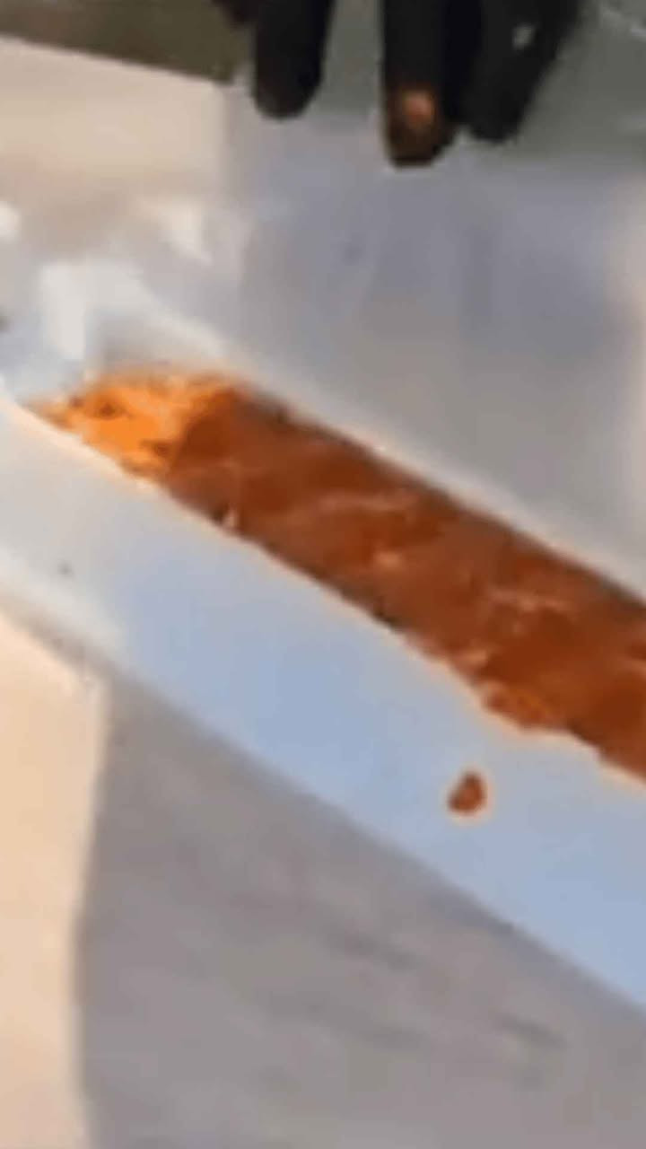 تعبت من تشكيل الكباب بإيدك؟ واللحم كل ما تخليه على النار يوقع ويهجم القعدة؟ 🍢 المنقلة مالتك هالمرة راح تحچي غير لغة!
قالب الكباب السحري وصل! 🔥
حول نفسك إلى "شيف محترف" بثواني واصنع شيش كباب مرتب ومتناسق مثل مال مطاعم، وبدون أي فوضى أو تعب.
🌟 ليش هذا القالب لازم يكون بكل بيت وعزيمة؟
شغل احترافي ومضمون: يعطيك شكل الكباب التقليدي ويضمن ثبات اللحم على السيخ 100% (وداعاً للمفاجآت فوگ الفحم).
بضغطة واحدة وبس: مصمم يريحك ويوفر عليك وقت وجهد جبير، بضغطة وحدة الشيش يكون جاهز.
جودة أصلية وآمنة: مصنوع من بلاستيك مقوى مخصص للأكل، متين جداً وسهل التنظيف.
يرهم ويا الكل: متوافق مع أغلب الأسياخ المسطحة وخفيف الوزن، يعني تاخذه وياك وين ما تروح للبر وللسفرات ⛺️.
ألوان عصرية: متوفر بالألوان (الأسود الفخم، الأبيض، والرمادي).
💡 نصيحة الشيف: ادهن القالب بشوية مي أو زيت قبل ما تخلي اللحم، وشوف السهولة شلون راح تكون! (ملاحظة: الأسياخ غير مدرجة مع القالب).
💰 السعر الأقوى والعرض لفترة محدودة!
داخل بغداد: بـ 16 ألف دينار بس.. والتوصيل؟ مجاني لباك باب بيتك! 🚗
باقي المحافظات: بـ 18 ألف دينار بس (شامل التوصيل)!
تبيّض وجهك بالعزايم وتونس عائلتك بأحلى شيش كباب مرتب ونظيف.
👇 للحجز والطلب الآن. التواصل. *********** بغداد, العراق
