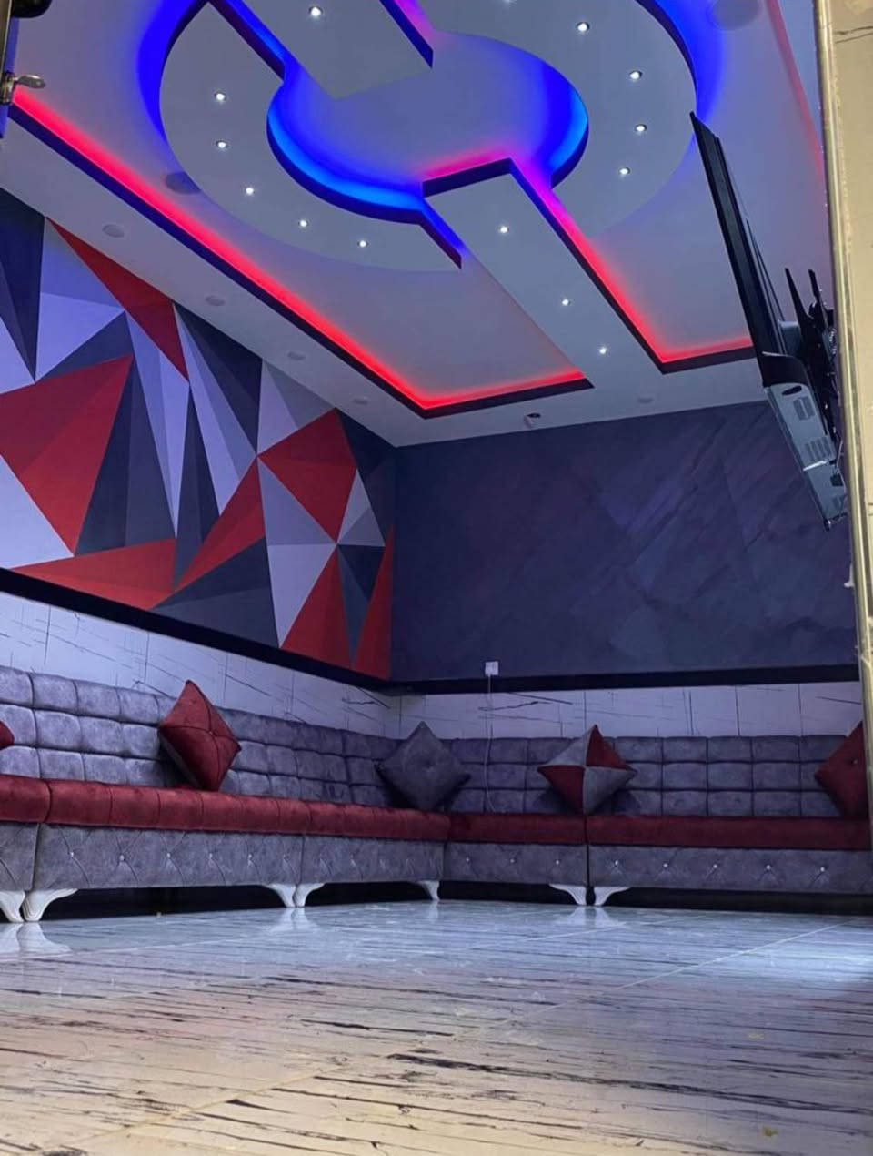 دار للبيع حي الذهبي مساحه 120 متر واجهه 6.5 متر 
شارع 12 متر موقع مميز 3 طوابق 
سعر مناسب بس 165 مليون وبي مجال  
4 غرف نوم وهول واستقبال وكراج كبير نوفير عدد 4 وخدمات وغرف سويت 
للإستفسار مراجعة المكتب او الاتصال على الأرقام التالية   عمار العبيدي   

***********

*********** واتساب

  ايمن   

 ‏‪0750 214 4093‬‏    ‏

‏‪0775 630 2993‬‏ واتساب

   اوس 

‏ ‭0770 287 3744

‏  ‬ ‭0750 219 5078‬    

ابو سند 

‭0 775 714 2899‬

عنوان المكتب حي النور سايدين دانية ماركت مقابل افران الرائد   #الرواسي_للعقار
