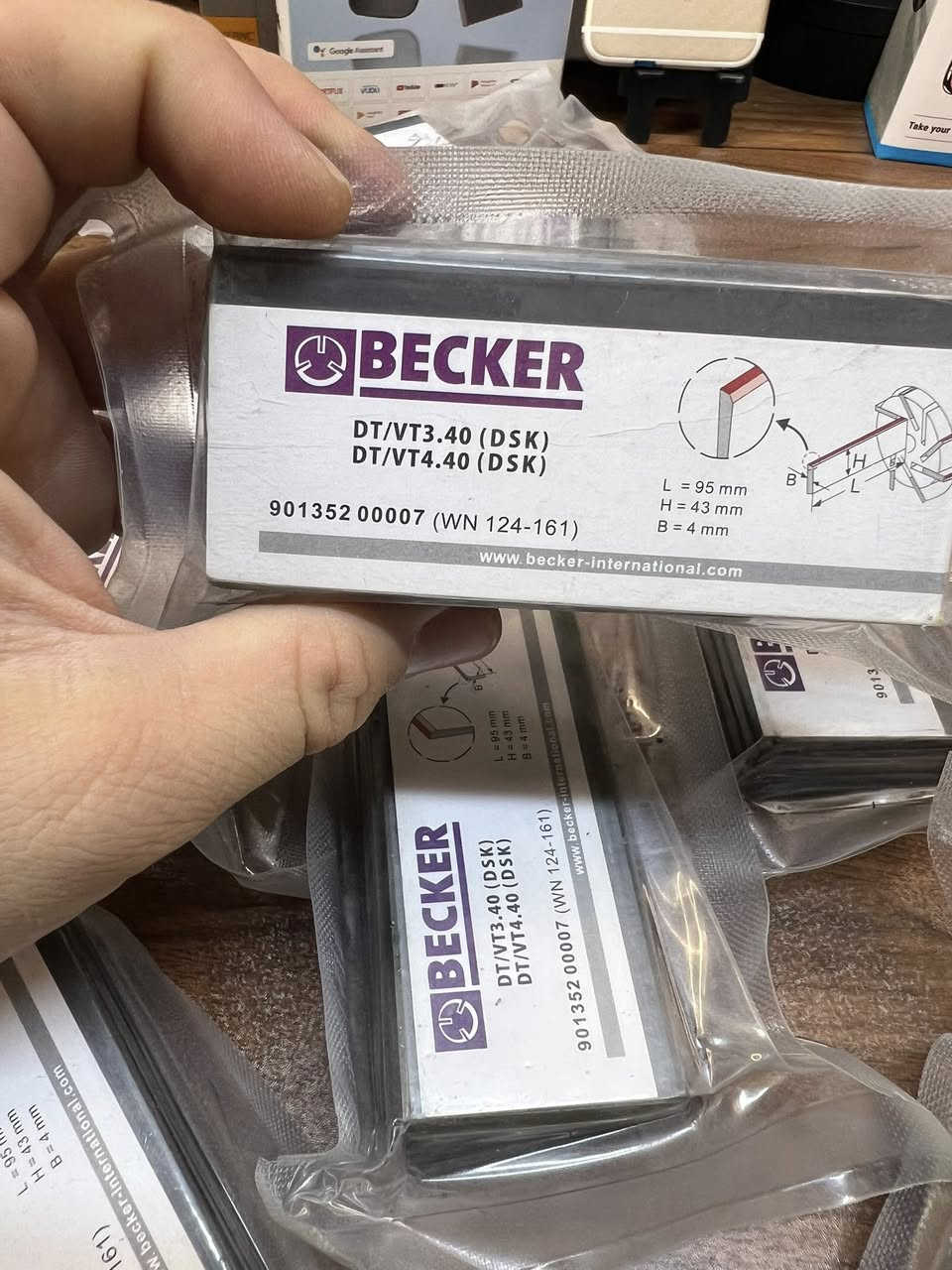 عدد 9 سيت
السعر 35 الف 

متوفر توصيل جميع المحافضات 
طقم ريش كربونية أصلية (Carbon Vanes) من إنتاج شركة Becker، وهي قطع غيار مخصصة لمضخات الضغط والتفريغ الهوائي (Vacuum Pumps) الجافة التي تعمل بدون زيت.مواصفات المنتج الأساسية:الرقم المرجعي (Part Number): 901352 00007 (WN 124-161).الموديلات المتوافقة: مصممة خصيصاً لمضخات بيكر من طراز DT/VT 3.40 (DSK) و DT/VT 4.40 (DSK).محتويات الطرد: يحتوي المغلف المغلق مفرغ الهواء على طقم مكون من 7 ريش كربونية.الأبعاد الدقيقة:الطول (L): 95 مم.الارتفاع (H): 43 مم.السماكة (B): 4 مم

#ابوهاجرامزون


**إذا كنت صاحب هذا الإعلان وتريد حذفه لأي سبب، رجاءا أرسل رسالة إلى الدعم الفني**