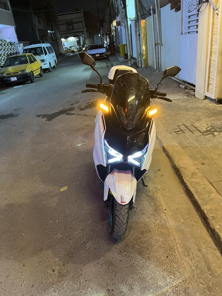 السلام عليكم دراجة شحن تي ماكس من شركة APO بطارية ليثيوم 72 فولت 30 أمبير تمشيك مسافة 85 كم ملف الدراجة 3000 يعني سرعة وقوة الدراجة فول مواصفات وجديدة جدا مكفولة من الكسر والشخط عارضة مليون و 350 قفل اقل من السوك ب400 وهذا اللون الابيض قليل موجود عنواني الشعب ***********
