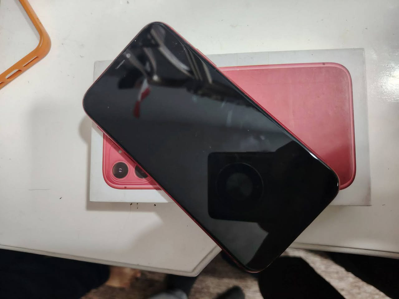 سلام عليكم ايفون 11 عادي  نضيف كلش مكفول فقط مبدل بطاريه 100 اصليه ميصرف شحن ابد باقي كله مكفول كامره تخبل السعر 300 وبي مجال مكاني كوت خاجيه شارع 40 رقمي ***********
