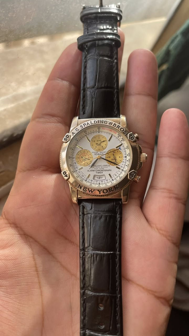 ساعة A.G. Spalding & Bros New York الأصلية
تصميم كلاسيكي 

* كرونوغراف (ساعة توقيت)
* منبّه Alarm
* توقيت مزدوج Dual Time
* مؤشر 24 ساعة
* مقاومة للماء حتى 10 BAR
* ماكينة يابانية دقيقة


**إذا كنت صاحب هذا الإعلان وتريد حذفه لأي سبب، رجاءا أرسل رسالة إلى الدعم الفني**