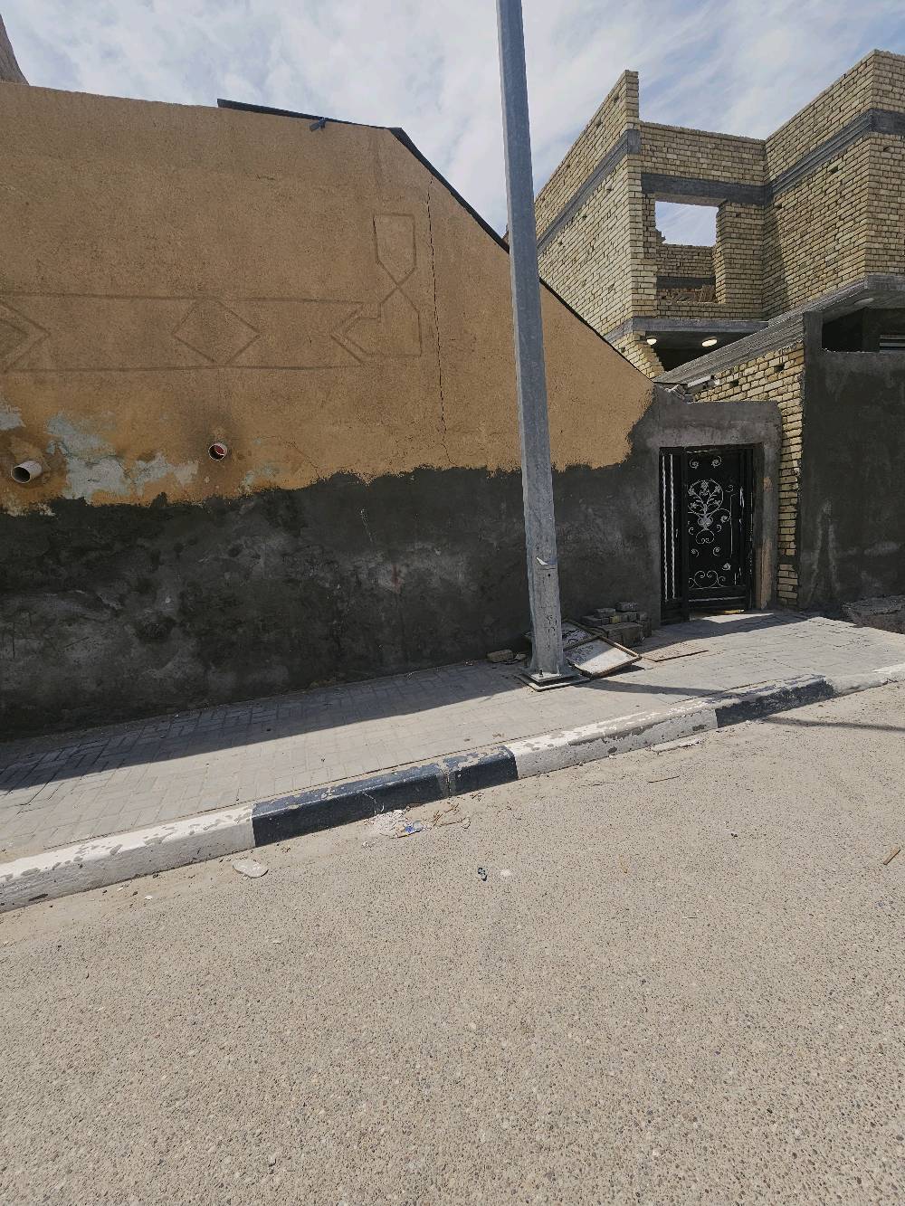 بيت للبيع في منطقطه الطوبه والنخيله مساحه ١٥٠م
طابقين يحتوي الارضي على ٤ غرف والفوك غرفه ومخزن بيت جاهز للسكن السعر ١٥٠