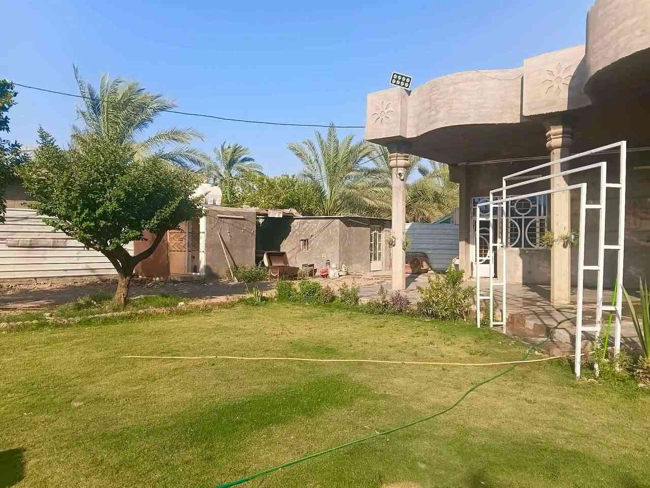 بيت سكني للبيع 📍الموقع: المصلحية – خلف مضيف الشيخ خليل النوار  
طابو سند (25).
المساحة: 1350 م
يتكون البيت من
* غرفتين.
* صالة.
* هول.
* مطبخ.
* صحيات داخلية وخارجية.
موقع هادئ ومعزول، ويضم حديقة كبيرة مزروعة بأشجار الحمضيات والتين، و أشجار النخيل، منها نخيل البرحي.
تواصل : ***********
