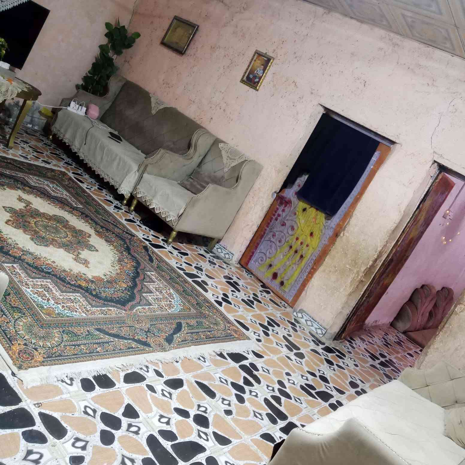 السلام عليكم عندي بيت تجاوزالامن الداخلي لبيت غرفتين وصاله كبيره وديونيه كبيره ومطبخ وصحيات البيت موقعه كلش حلو البيت لا عليه ازله ولا تبليغ السعر 18وبي مجال التصال على رقم ***********
