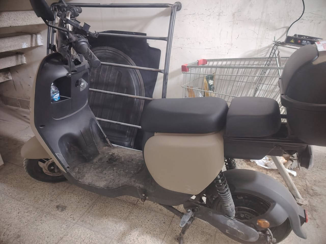 سلام عليكم دراجه شحن H اريان الأصلي استعمال شي قليل سرعه 50 4 نمر لون بيجي الدراجه تخبل جديده بعده السعر 450 قفل قفل من الاخير رقم الهاتف *********** متواجد واتساب فقط
