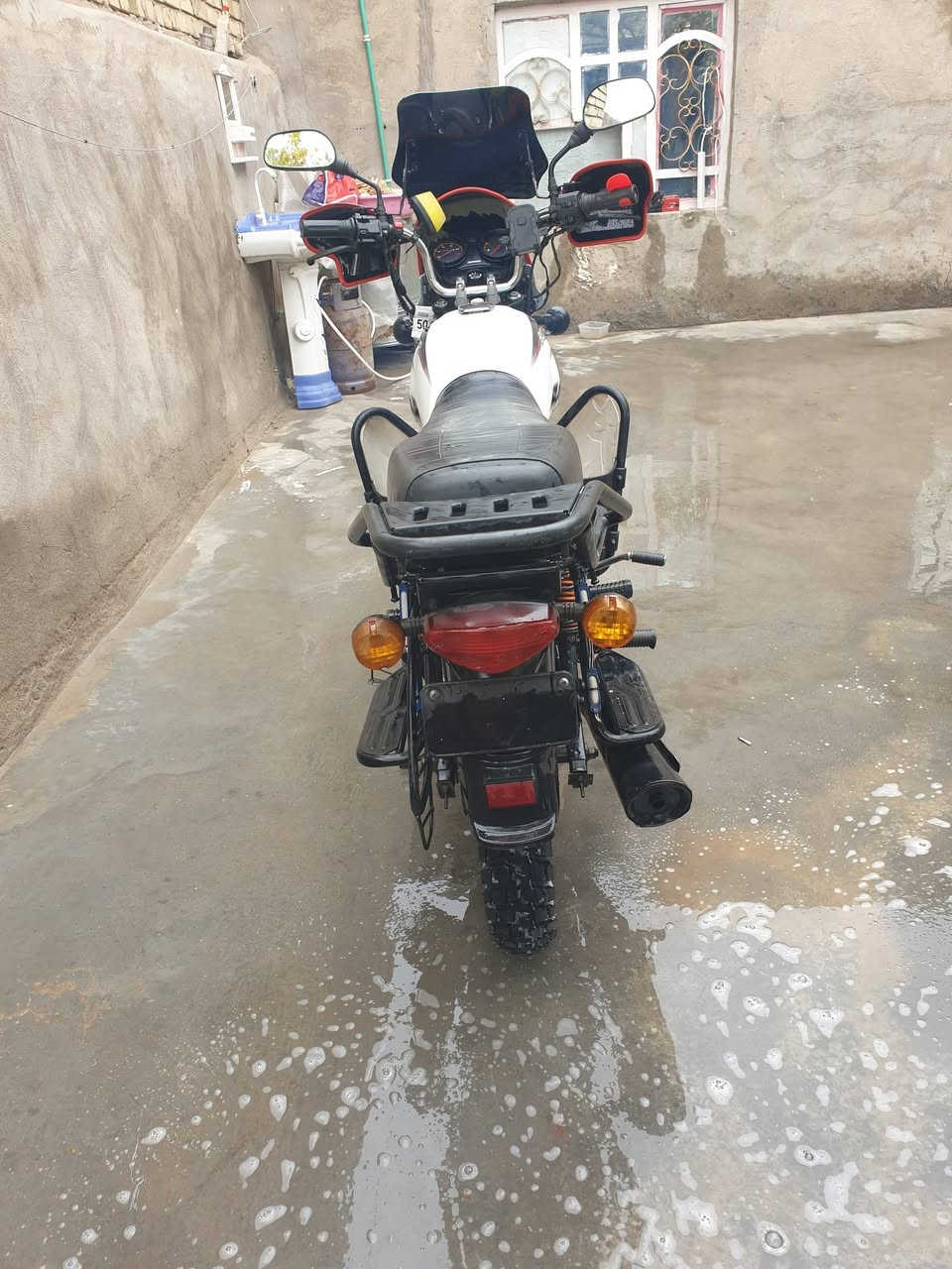 سلام عليكم دراجة بوكسر موديل 2022 للبيع او مراوس بقفاز الدراجة مكينة خير من الله للاضافة تايرات جدد امامي وخلفي كهربائيات كلها شغالة كفالة عامة السعر مليون و 300 
رقمي *********** 
عنوان المدائن سلمان باك
