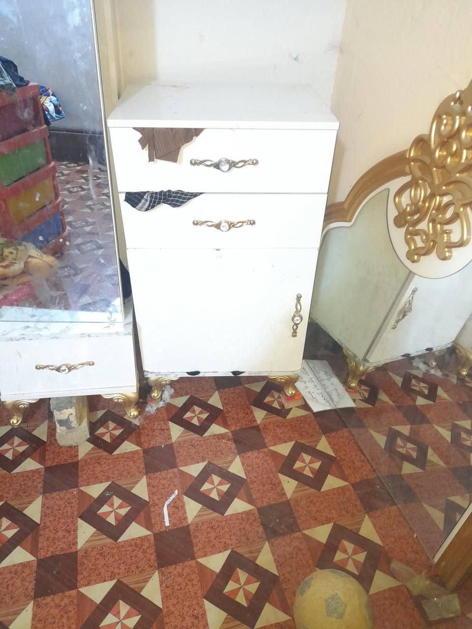غرفه  نوم  تركي كامله اي تقص مابيه حتى برغي حاليآ امفصخه  أجرت بيت ارضية مو عدله  أصبابه


**إذا كنت صاحب هذا الإعلان وتريد حذفه لأي سبب، رجاءا أرسل رسالة إلى الدعم الفني**