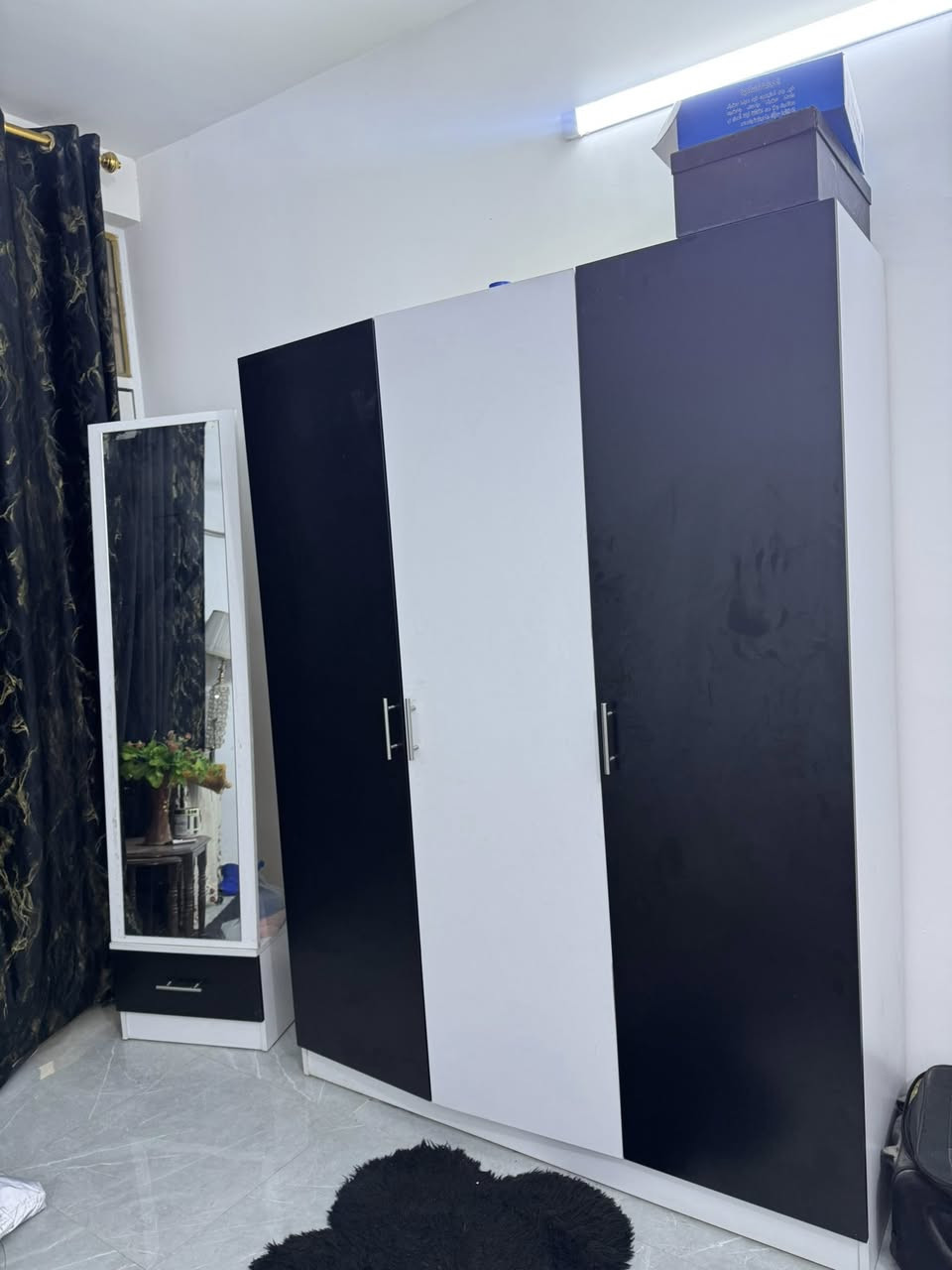 غرفة تلث قطع …جرباية…كنتور تلث بيبان…مراية… الغرفة جديدة مصار سنتين من اخذتها …. سعرها ٣٥٠ الف وبيها مجال
مكاني بغداد الشعب 
رقم تلفوني ***********
