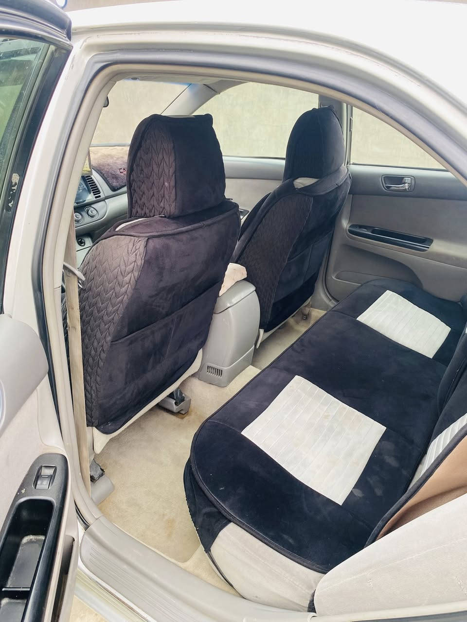 تحية طيبة
كامري 2005
 رقم كركوك انكليزي جديد سنوية جديده 2029
محرك وكير شرط
محرك 4 سلندر مكفول لا تبخير ولا تنقيص 
كير اوتماتيك مكفول 
صدر جديد شلع مكفول
كهربائيات تراي  حدادية 
تخم تاير تخم ويل كاب 
وصبغ عام جماليه 
السعر 85 
مكان السيارة صلاح الدين بيجي 
***********
