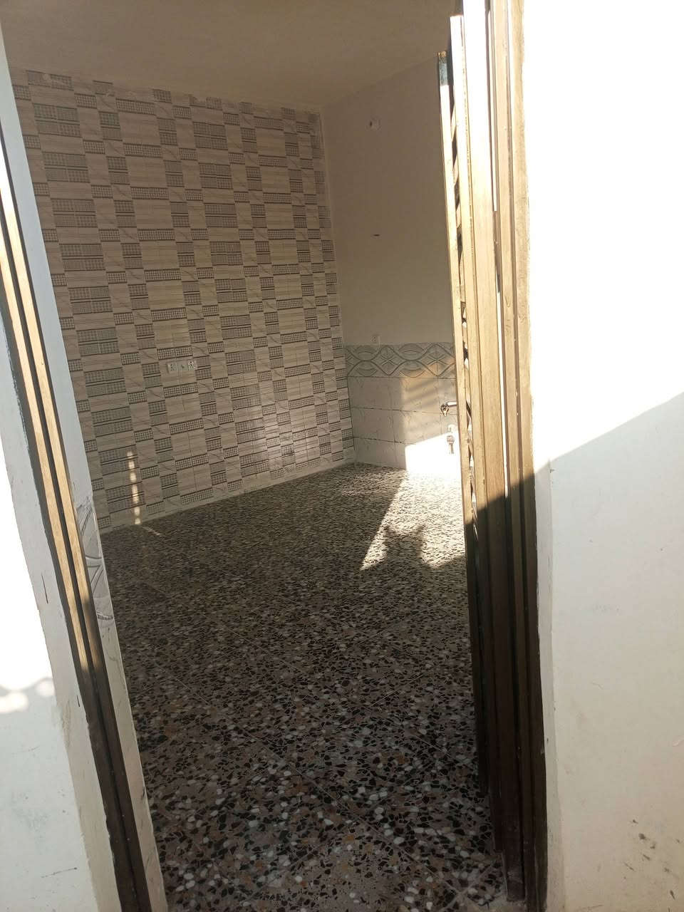 السلام عليكم بيت منطقه حي الفرات المساحه 90 متر سنه 25 كامل الخدمات ***********
