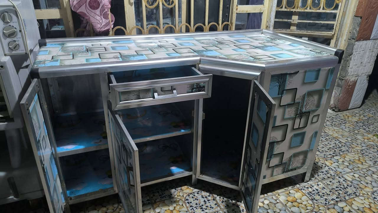 متاح كاونتر نظيف وشغل اولى قديم وثقيل السعر 150 وبي مجال قليل وطباخ نظيف اربع عيون فرن شغال وناره زركه خير من الله سعر 85 وبي مجال ومبرده المتين حجم كبير اخت الجديده سعرها 200 وبيها مجال قليل بس الشراي يتصل اخوان عجبك السعر بخدمتك ما عجبك كول الله يرزقك تحياتي لكم مكاني طوريج حي الجمعيه رقم الهاتف ***********
***********
