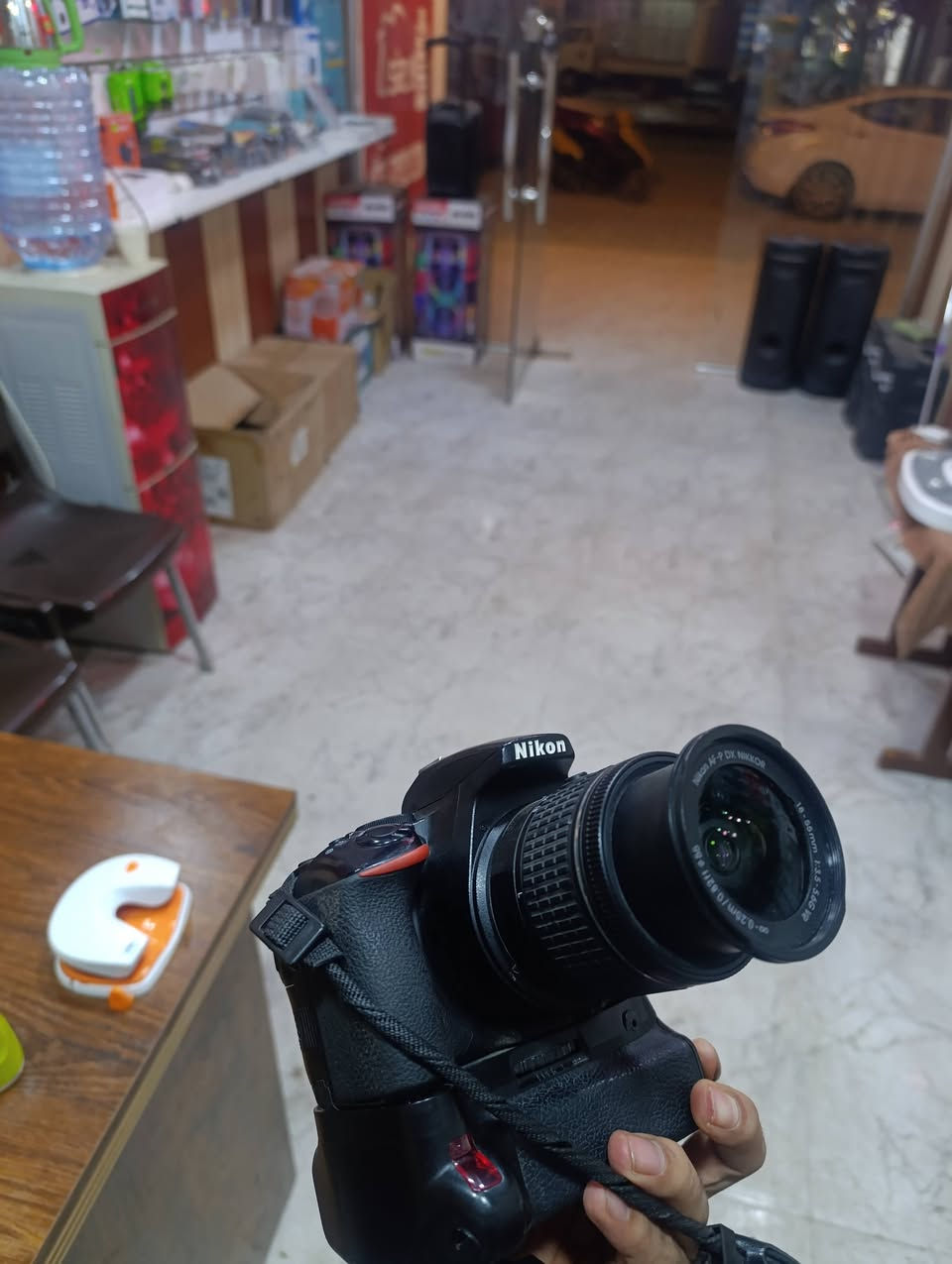 كامره 5600 نيكون
لمس شاشة قلابه وايفاي 
ملحقات 
گرب + بطاريتين + عدسه 18-55 الأصلية 
عنواني ميسان قضاء الميمونة 
***********
توصيل ماكو
