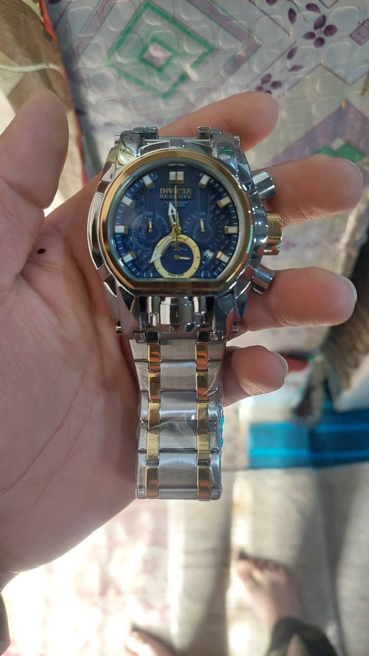هذه الساعة هي Invicta Bolt Zeus. 

#واتساب***********

