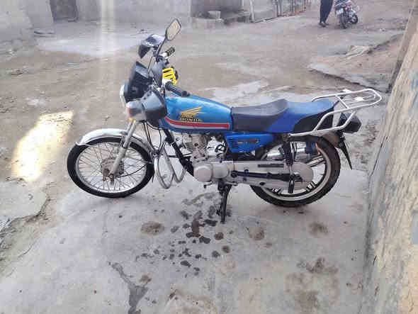 السلام عليكم دراجه ايراني ٤ كير تجميع ٢٠٢٥ محرك طلعته من الكارتونه وشديته مال نامه اخذته وحده ب٢٧٥ ضفيره جديده مجامع جدد مري يدات قمجيات ماشه اماميه وخلفيه دبلات وياله  بك لايت اشاير عداد ماسكه موبايل كله جديد واصلي  صالنصه تخبل زنجيل وكفر زنجيل  طبله مال زنجيل وبريك جدد شركه والدراجه شوفه العين تخبل وكل نقص ما ييها مكاني بغداد ابو غريب جسر الزيتون موجود خاص واتساب واتصال *********** سعرها ٥٥٠ مجال كلش كلش بسيط ما تعجبك الله يرزقك بالاحسن والارخص
