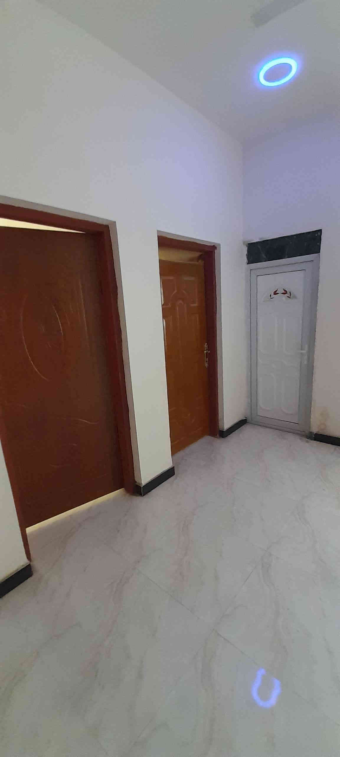 السلام عليكم بيت مساحة ٢٠٠ م في الموحيه نزله الصفاه القديمه يتكون الطابق الارضي من غرفتين ومطبخ وصالتين واستقبال ومنور عدد ٢ وصحيات داخلي وخارجي والطابق الثاني من ٤ غرف وصاله وصحيات السعر ٤٠٠ للاستفسار الاتصال على الرقم الاتي ***********
