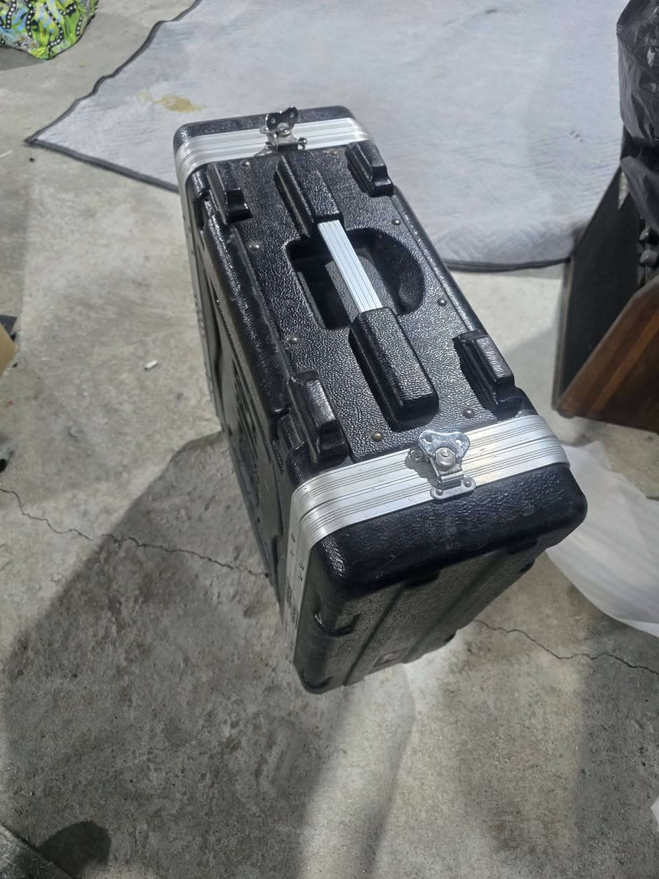 مجموعه. صوتيه. في  حقيبه واحده مضخم طاقه. احترافي مزود بمعادل. مزدوج. من ياماها. ياباني يحتوي. على. ضواغط ومحددات وموسعات  مدمجه يحتوي. على. مداخلات ومخارجات. مستقله لكل قناة مكاني. سماوه. باله استرالي. ***********. السعر. 600 دولار.
