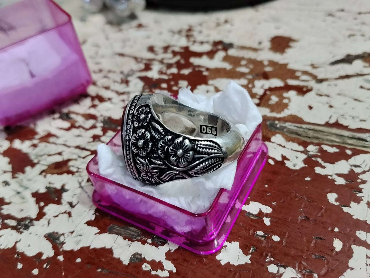 السلام عليكم  يماني كرزي شرط حمره ثقيل وصياغه عارف كربلاء حي العباس  ***********
