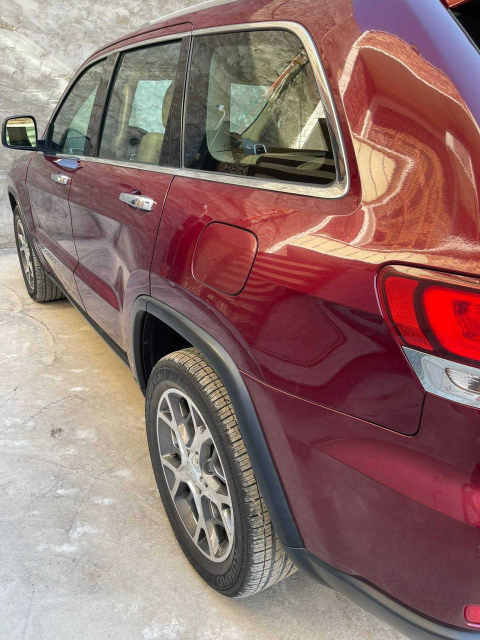 للبيع جيب ليمتد  2020 وكالة هارلم 
 ع ايدي من شركه ماخذها
ماشيه 39  سنويه جديده رقم دولي جديد بسمي شخصيا اربيل  
مواصفات  كراسي كهرباء كشنات حار وبارد  كامرا خلفيه حساسات اماميه وخلفيه رادارات جانبيه شاشه وسطيه كبيره لد امامي بانوراما تبريد بيانو مري شفط اشاير بالمري  وبعد بيهه هواي مواصفات معروفه مواصفاتها محرك حجم ٣٦٠٠ سياره ع وضع شركه  سبير منازل كتلوكات الشركه بيها والارضيات تخم تاير جديد وبطاريات جدد 
 ***********  بغداد الدورة
