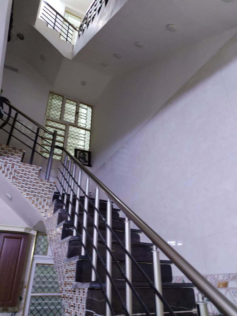 بيت للبيع

100 متر 

واجهة 5 

النزال 20

🔴الطابق الاول : مدخلين يحتوي على ممر و استقبال و ساحة درج وغرفة نوم  و منور  وحمام وتواليت بالكراج 

🔴الطابق الثاني: يحتوي على 2 غرف  كبار و صاله 

و حمام 

🔴و الطابق الثالث غرفه جبيره وحمام وصاله وسطح

البيت بناء جديد كامل مكمل

العنوان الامين الثانيه قرب شبكة الكهرباء الثانيه خلف مطعم الجوعان بالضبط

للتواصل ***********
