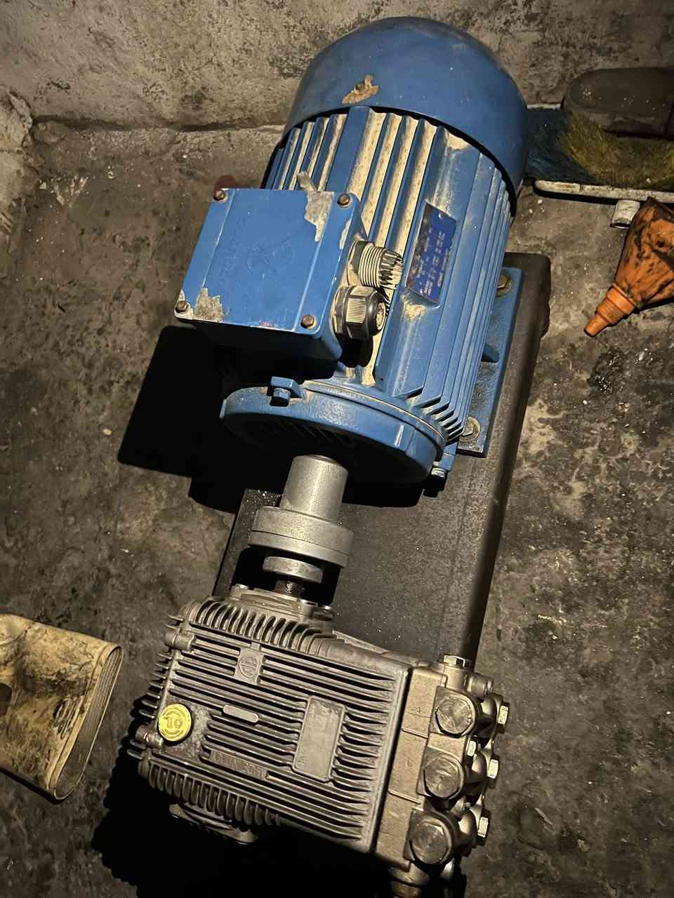 ضاغطه للبيع للاستفسار اتصل ***********
