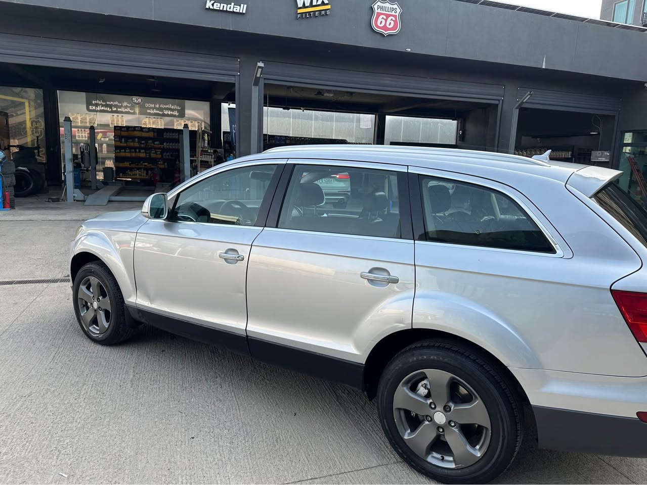 اودي Q7 
موديل 2007
محرك 6سلندر 3600 محرك vr اطلس المرغوب 
*(المحرك  جديد مال كصه قبل اسبوع شديته)  
رقم جديد 
سنويه لحد 2029 سيارة بسمي 
فول مواصفات
تبريد فول  
تحكمات ستيرن 
شاشة
كشنات جلد 
كشنات تدفئه 
7راكب 
كشنات تحكم كهربائي 
حساس 
اشاير بالمرى
انارة ترحيب 
بانوراما
‏Quattro
گير اوتو و عادي 
 باب خلفي مال سكن  بي صبخ و بنيد و جاملغ ايمن بدون دواخل 
 سعرة (120) و بي مجال
مكان سيارة سليمانية  
*********** السليمانية, العراق
