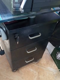 للبيع  ميز مكتبي جام قوي ونضيف  يحتوي على ثلاث مجرات  السعر 100 وبيه م...