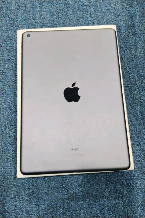 ايباد 9ايفون جديد نستخدم قليل 
كارتونه وكامل ونضيف أخو الجديد 
256g