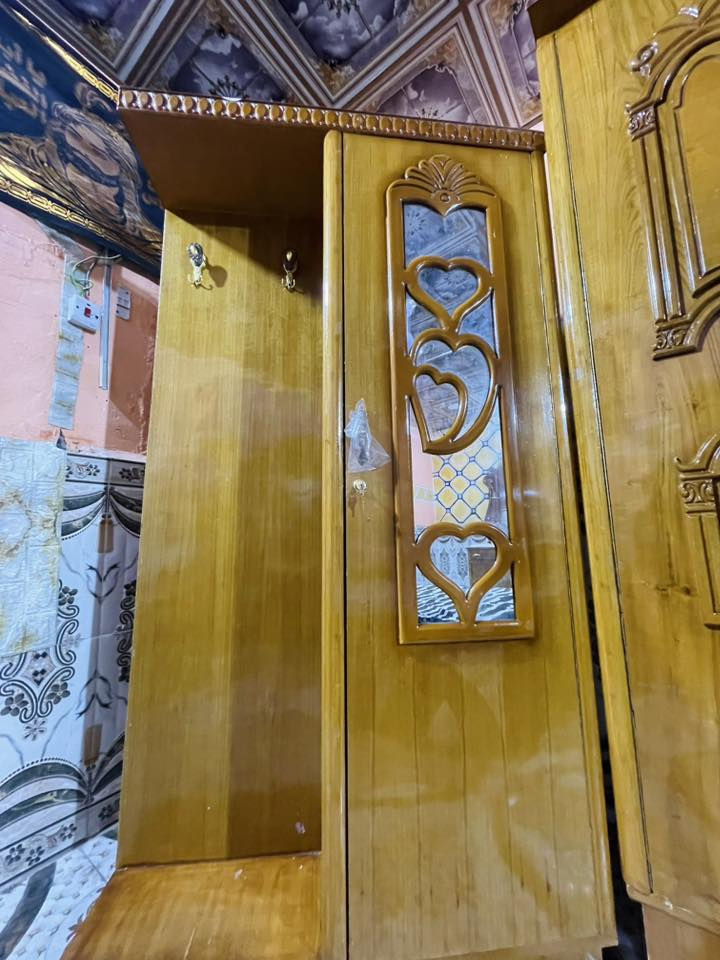 غرفه عراقيه نظيفه خشاب قوي البيع سعر 900 وبيه مجال رجآ مو شراي لايتصل ***********
