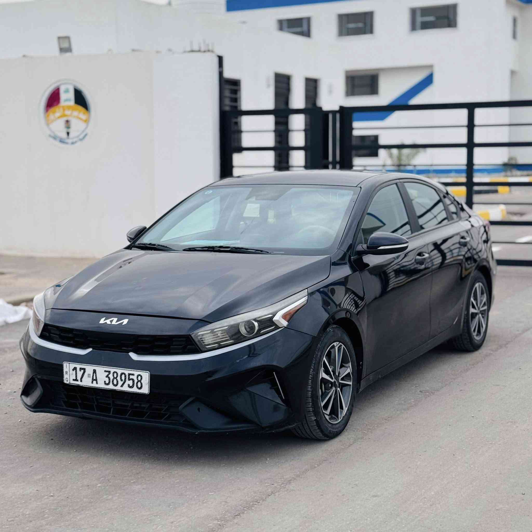 السلام عليكم للبيع 
• نوع السيارة: كيا فورتي.
• سنة الصنع: [2023].
• اللون: [اسود ].
• المسافة المقطوعة: [50الف ].
• المواصفات شاشه كامره حساسات اماميه + خلفيه رادارات جانبيه مثبت سرعه + تحديد مسار وبعد بيه مواصفاته المعروفه 
: المحرك والكير بحالة ممتازة، تبريد ثلج، حداديه جديده 
• الضرر [ جاملغ وبنيد فقط بدون عابر ابد ].
• السعر: [134] (قابل للتفاوض البسيط جدآ).
• المكان: [ السماوه ].
• للتواصل: [***********] اتصال فقط
