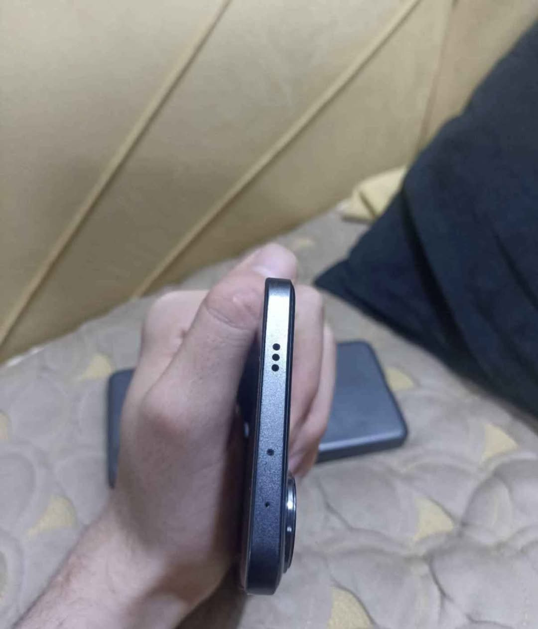 هاتف Poco F6 ملك الأداء (512GB) - للبيع 
المواصفات:
الذاكرة والتخزين: 512 جيجابايت / 12 رام.
المعالج: Snapdragon 8s Gen 3 (أداء جبار بجميع الألعاب - 120 فريم).
الشحن: 90 واط (شحن سريع جداً).
حالة الجهاز:
التصليح: الجهاز غير مفتوح وغير مصلح نهائياً وشرط الفحص من قبل ماعده جامه مال كامره مكسوره مثل ماوضح بل صوره   المشتري.
النظافة: نظيف جداً وبكامل ملحقاته (الكارتون والشاحن الأصلي).
السعر والمكان:
السعر: 335 دينار عراقي.
الموقع:  ميسان المجر الكبير رقمي تواصل *********** المجر الكعبي, ميسان
