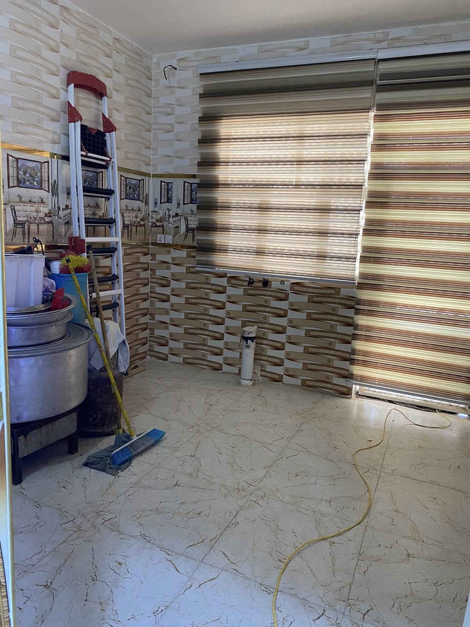 السلام عليكم بيت طابو صرف  ١٠٠متر ركن ١٠×١٠ طابقين طابق الاول يحتوي عله غرفه نوم وصاله ومبطخ ومضيف سقف كونكريت طابق ثاني يحتوي عله غرفتين نوم وصاله ومطبخ وصحيات سقف عكاده
كامل خدمات ماي مجاري تبليط مكان ديوانيه حي الصدر الثالث خلف مدرسه المسره رقم العقار ١٧٤٩١      الاستفسار *********** خاص مفتوح سعر خاص
