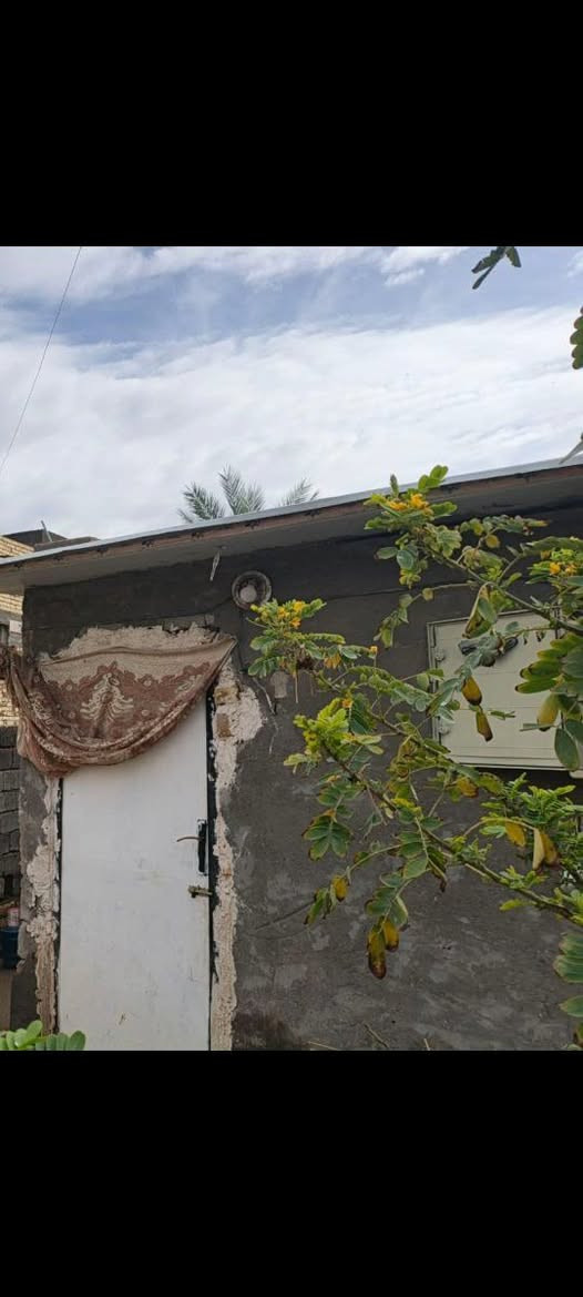 للبيع بيت يم طاقه نزله العكيلات
السعر19وبي مجال بسيط 
 بناء بلوك وبصفه قطعه ارض البيت والقطعه كلهن 210متر  ***********
