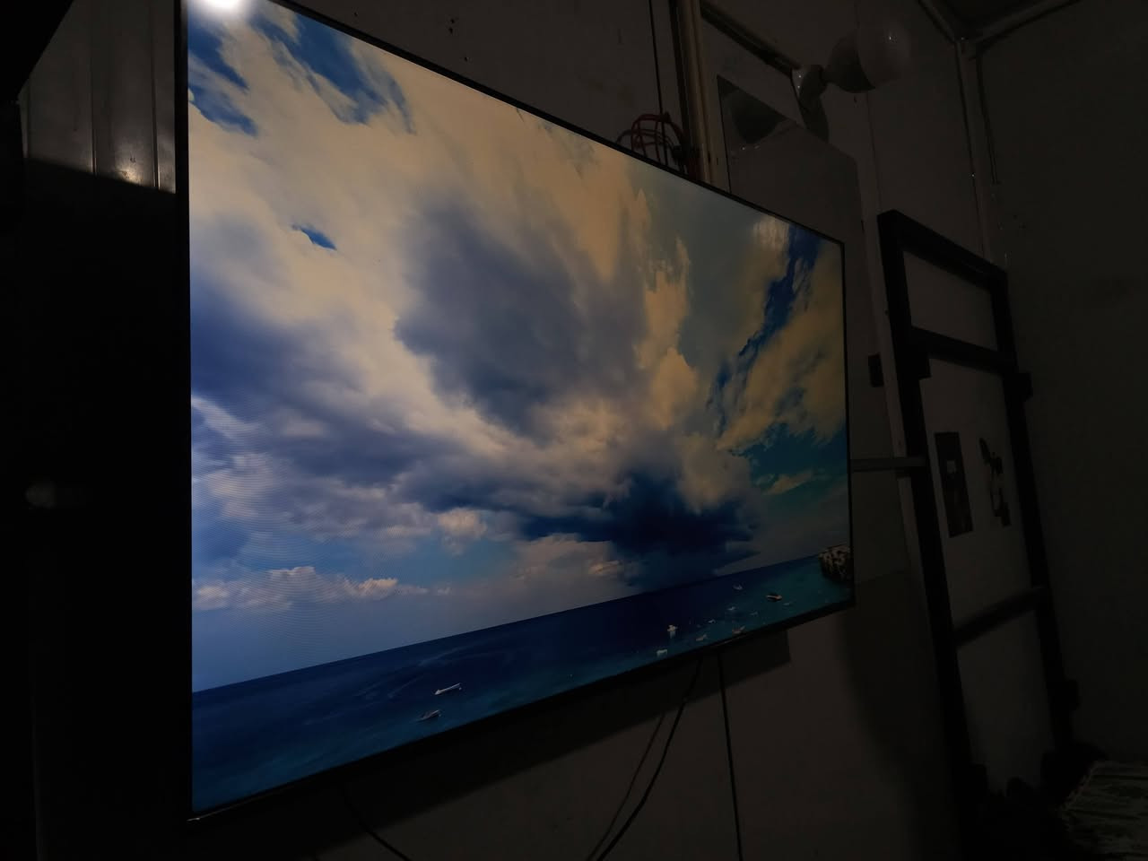 سلام.شاشه TCL حجم ٤٥ *٢٥انج
8k فول اج دي بلس يعني فول الفول 
تدعم تردد ١٢٠ هيرتز يعني ماكو تقطيع ماكو لاك مخصصه للعاب صوت ٨ سماعات محيطي تدعم اتصال الانترنيت وتدعم الألعاب ومجود بيها كافه تطبيقات شاشه استخدام قليل ساعات نضيفه بشكل 
تواصل 
***********
***********
