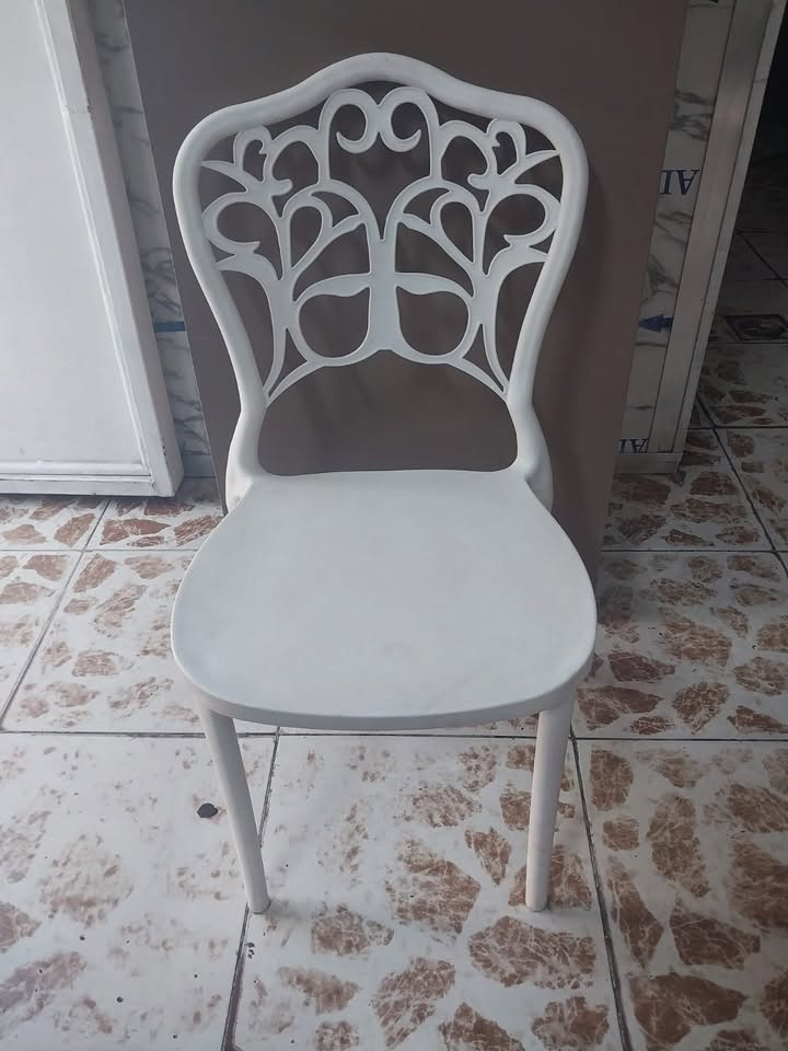 متوفر كرسي بلاستك ميتين قطعة او اقل بسعر عشر الاف دينار مكان كاظمية
***********
