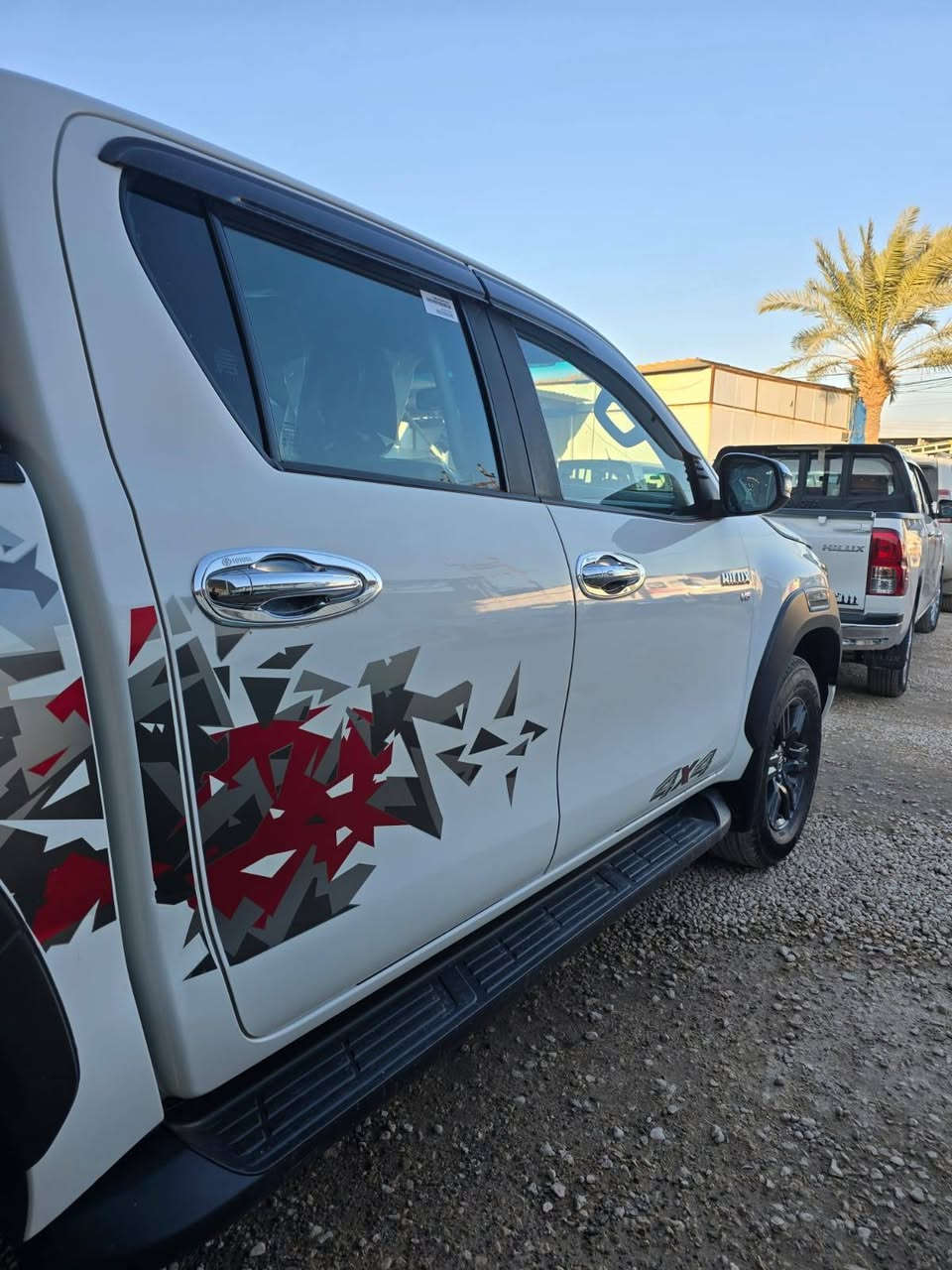 السلام عليكم تويوتا هايلوكس للبيع موديل 2022 السياره كفاله عامه بيها باب مرخه سياره  جديده لون ابيض اي استفسار عن الرقم ***********
